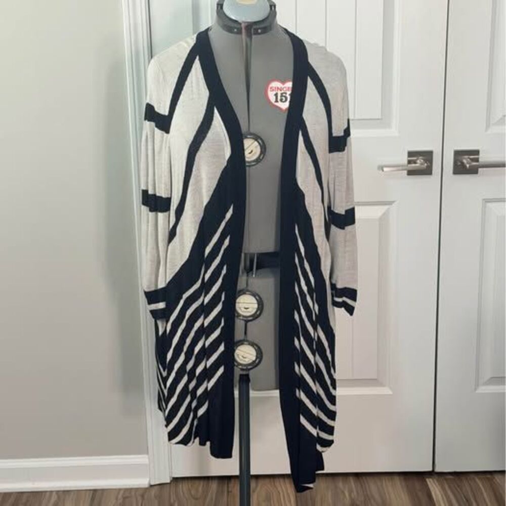 2X Travelers Collection by Chico's Size 3 Cardigan Top 23” p‑p 32” length C7720